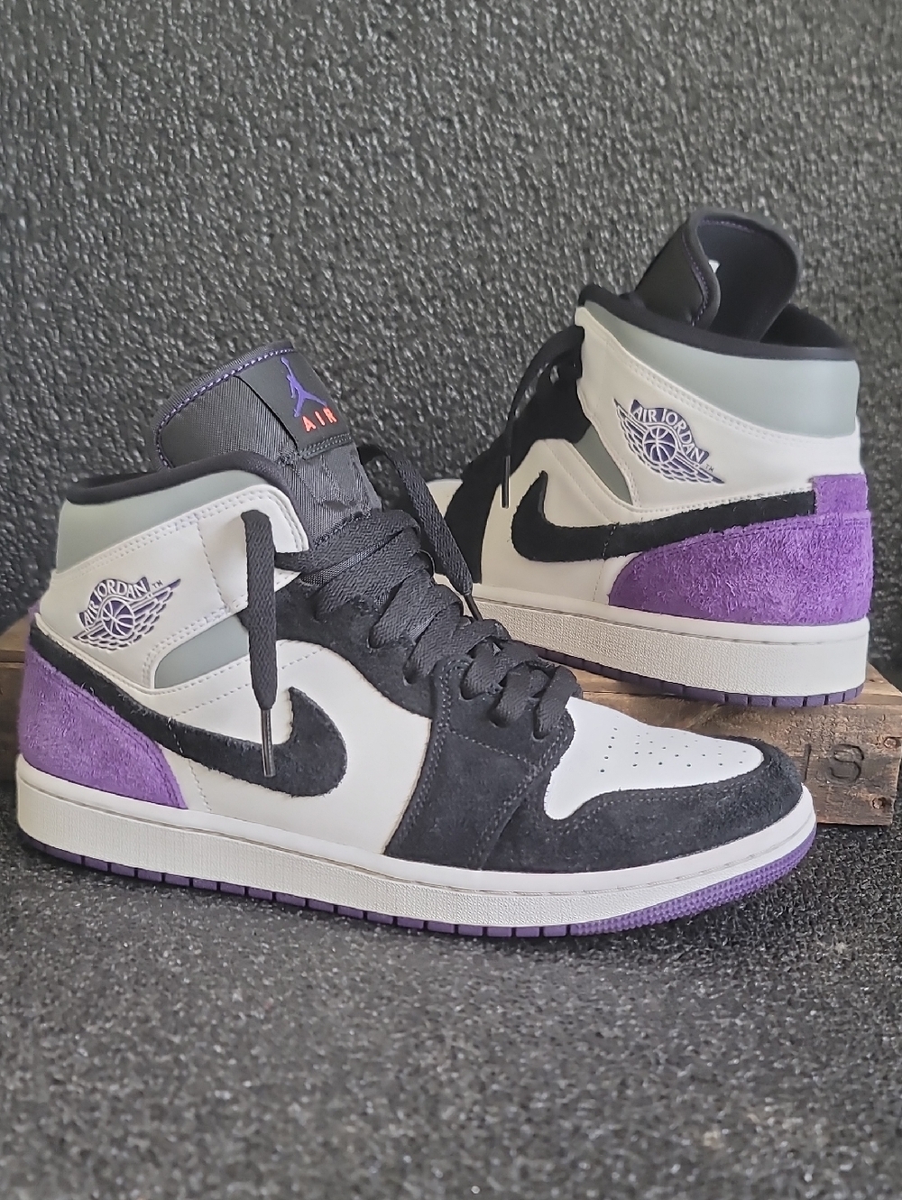 Nike Air Jordan 1 Mid SE "Varsity Purple" Mens 9 Great Cond! Fast Shipping - Picture 2 of 12